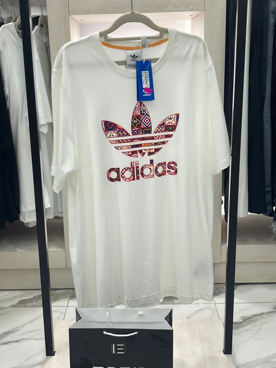 tee-shirt de marques Adidas et Puma à 15000