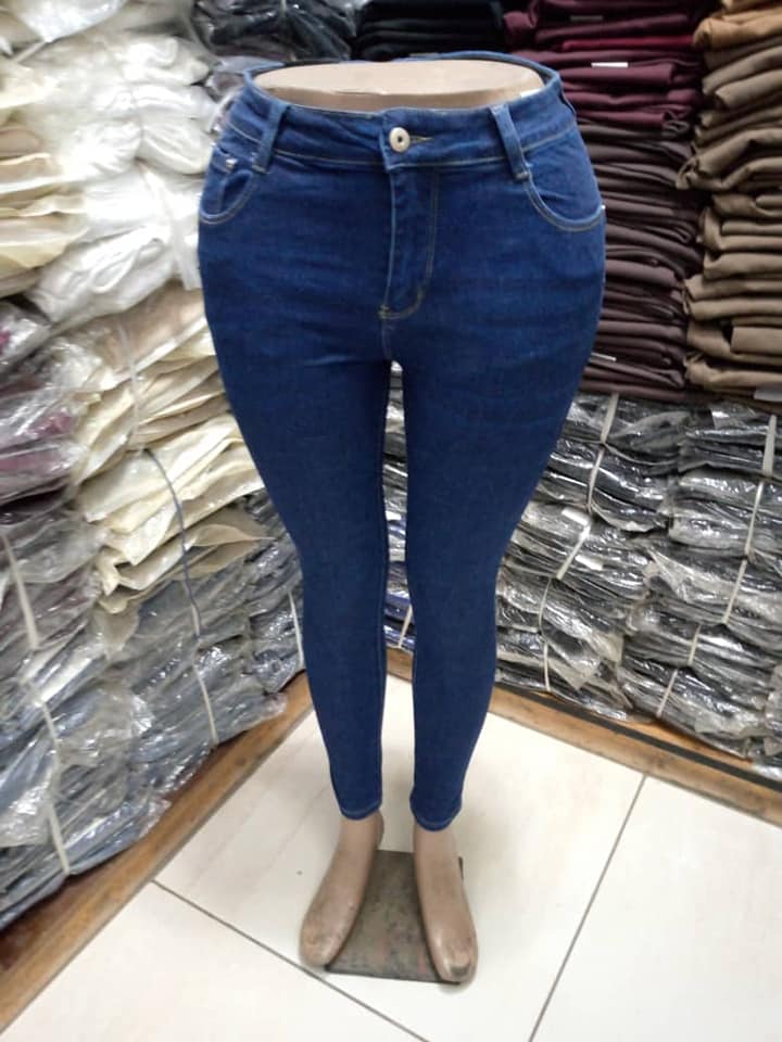 Pantalon jeans pour femme Disponible