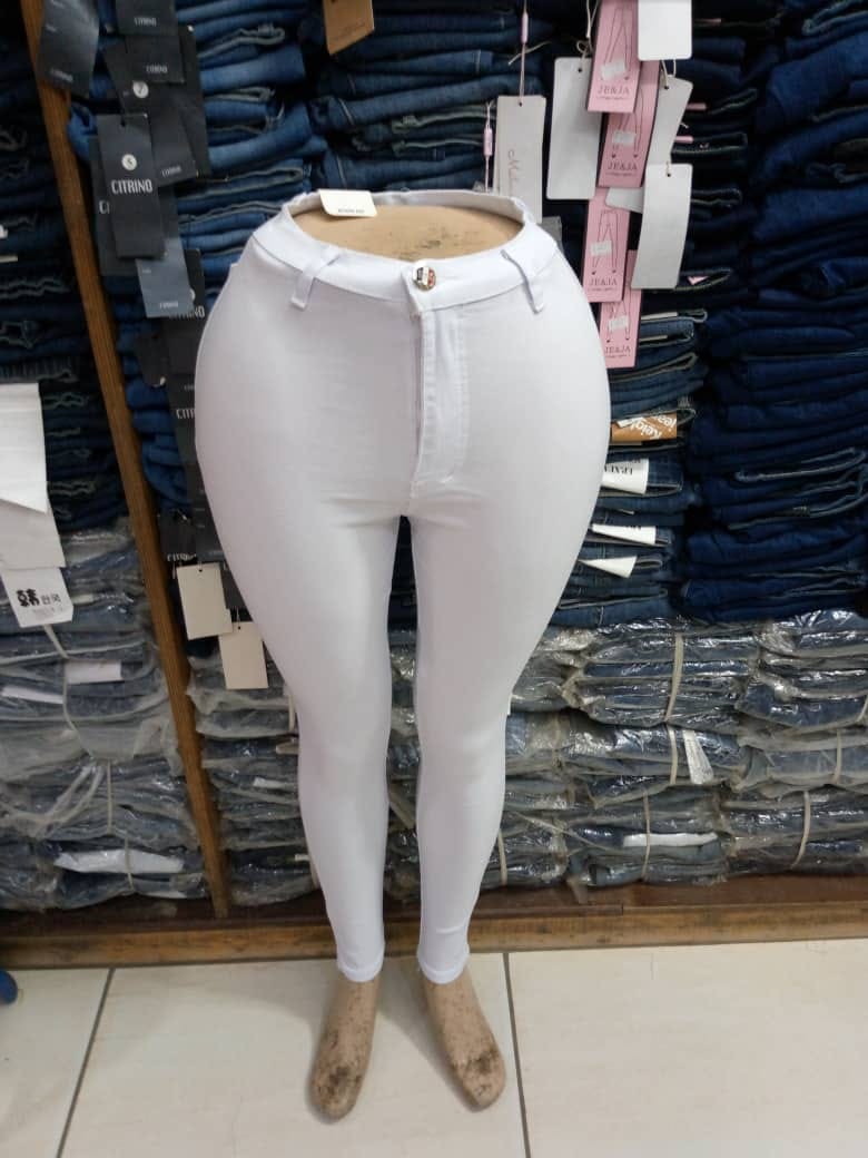 Pantalon jeans pour femme Disponible