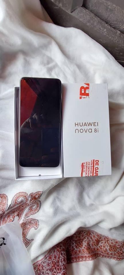 Huawei Nova 8i Neuf avec tout accessoire Disponile