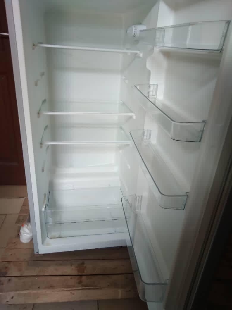 Puissant Réfrigérateur Avec Stabilisateur Disponible En Très Bon Etat