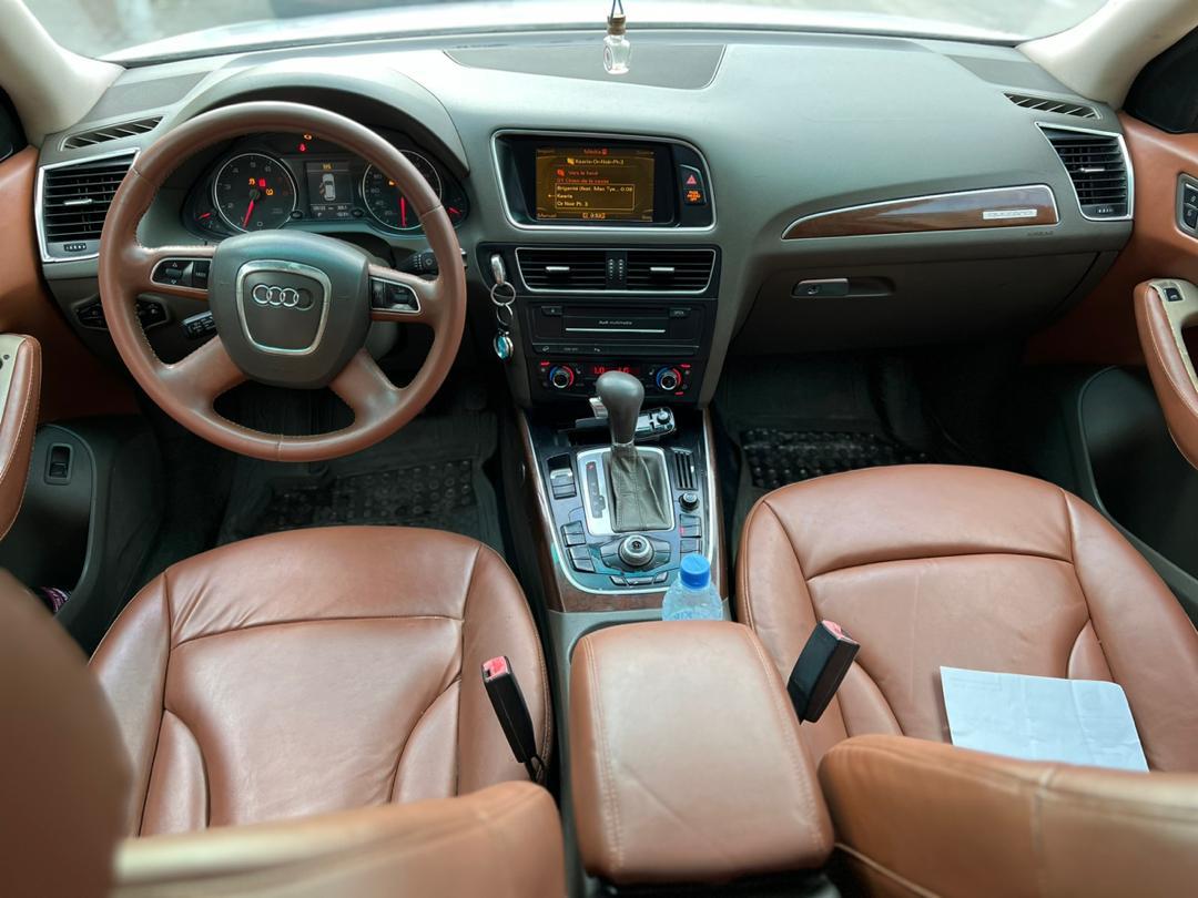 Audi Q5 3.2  ANNÉE 2010 ESSENCE  6 CYLINDRES BOÎTE AUTOMATIQUE  TOIT PANORAMIQUE