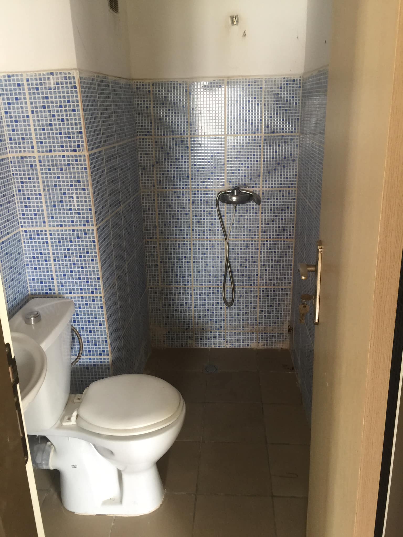 Maison à louer à Abobo  a Ndotré vers le stade olympique deux chambres  salon deux douche