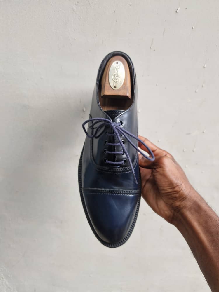 chaussure Derby minimaliste Zara en cuir bleu nuit avec semelle épaisse