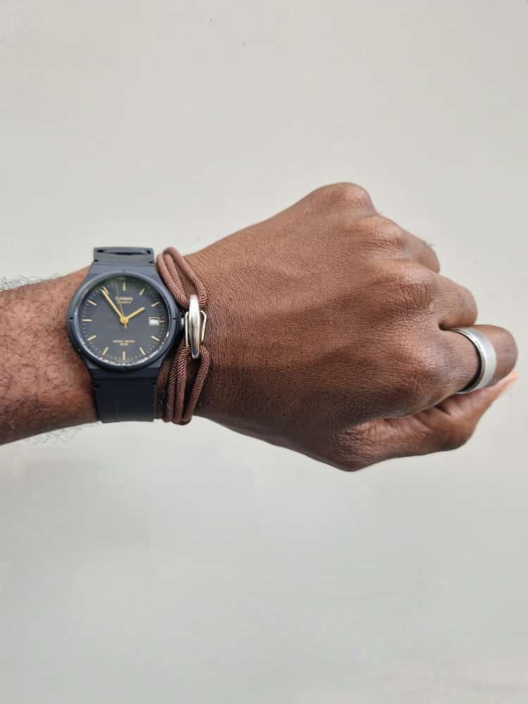 Bracelet minimaliste à corde homme en coloris marron