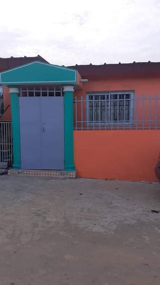Maison à vendrer à Yopougon CITÉ ADO KILOMÈTRES 17 EN BORDURE DE VOIE PRINCIPALE