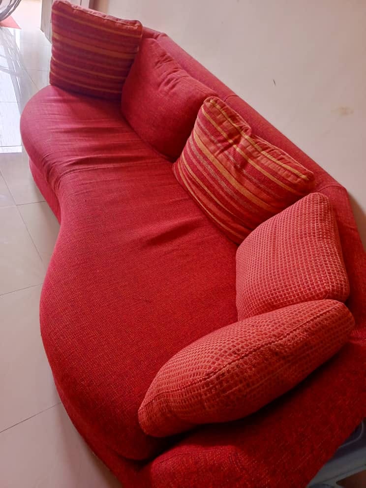 Canapé rouge importé confortable !