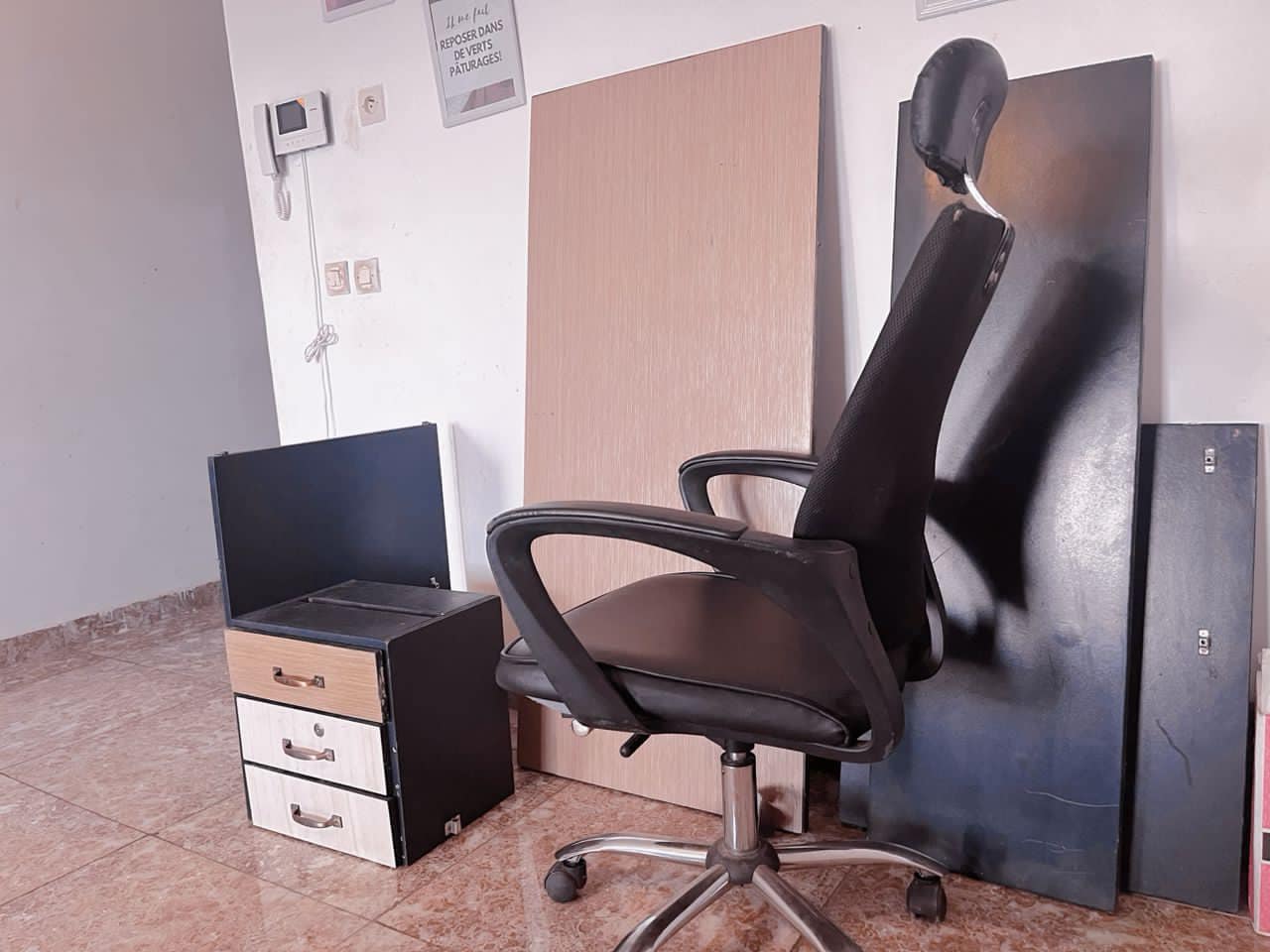 Table bureau avec chaise ( hauteur 80cm , largeur 120cm)